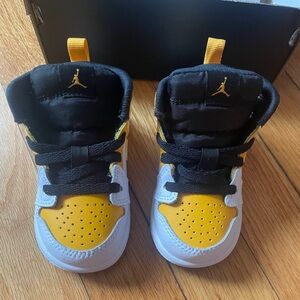 Jordan mid sneakers size 4c 🏀